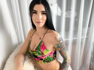 Alter: 30 / Skorpion - Alter: 178 / schlank - Geschlecht: weiblich - Ausrichtung: heterosexuell - Haare: schwarz / sehr lang - Piercing: keins - bewebmaster-Alter: D - Hautfarbe: weiss - Augen: grün - Rasur: vollrasiert